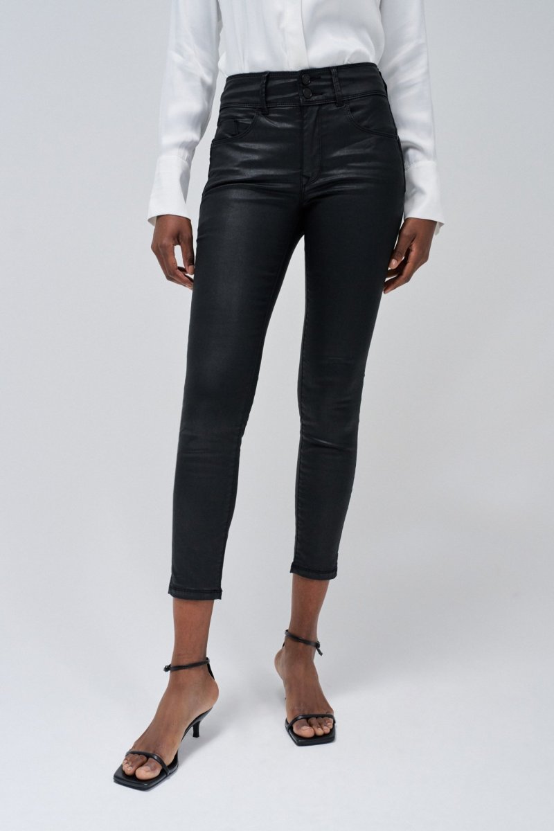 damske-cerne-kalhoty-od-salsa-jeans-secret-push-in-in-coating-jeans-46891.jpg