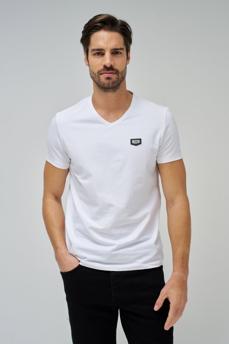 panske-tricko-s-vystrihem-do-v-metal-badge-t-shirt-46842.jpg